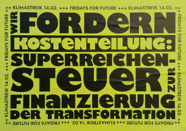 Ein Poster mit neon-gelbem Hintergrund und großer schwarzer Schrift. Der Text lautet: "Wir fordern Kostenteilung: Superreichensteuer zur Finanzierung der Transformation". Am Rand steht vertikal: "+++ Klimastreik 14.02. +++ Fridays for Future +++ Klimastreik 14.02. +++ Fridays for Future +++". Die Gestaltung ist sehr textlastig.