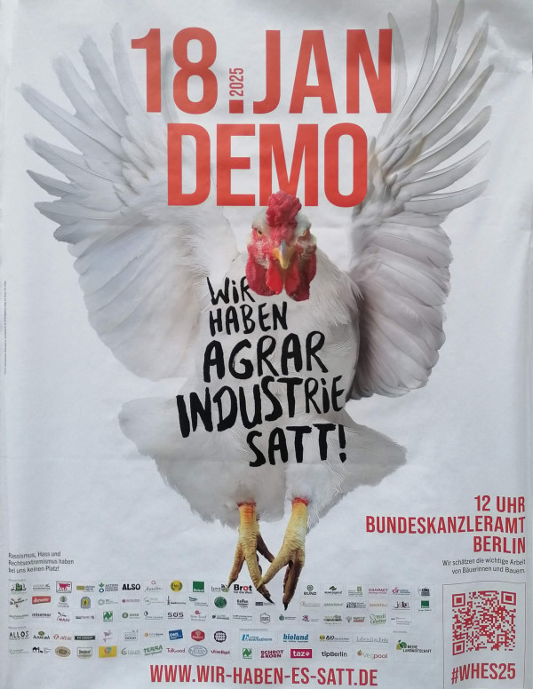 Ein Poster zeigt ein großes weißes Huhn mit ausgebreiteten Flügeln. Auf dem Huhn steht der Text: "Wir haben Agrarindustrie satt!" In großen roten Buchstaben oben steht "18. Jan 2025 Demo". Unten rechts steht: "12 Uhr Bundeskanzleramt Berlin". Darunter: "Wir schätzen die wichtige Arbeit von Bäuerinnen und Bauern." Am unteren Rand sind mehrere Logos von Unterstützern. Ein QR-Code und der Text "www.wir-haben-es-satt.de #WHES25" sind ebenfalls zu sehen. Farbschema: Rot, Schwarz, Weiß.