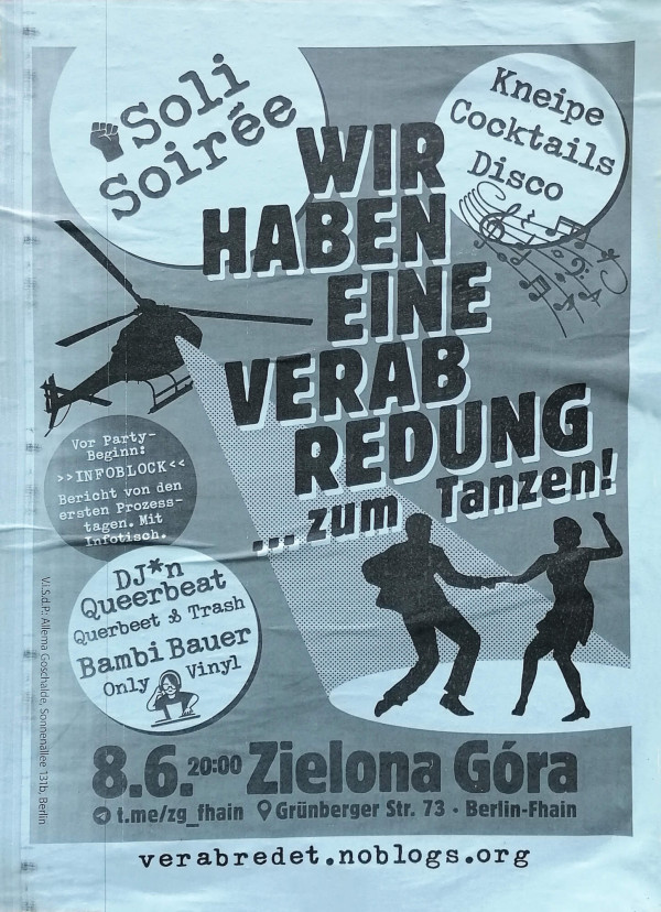 Ein Poster auf hellblauem Hintergrund zeigt den Text "Soli Soirée" und "Wir haben eine Verabredung ... zum Tanzen!". Links ist ein Helikopter abgebildet, der auf zwei tanzende Personen mit einem Scheinwerfer strahlt. Darunter steht: "Vor Party-Beginn: Infoblock, Bericht von den ersten Prozesstagen. Mit Infotisch." Weitere Texte: "Kneipe, Cocktails, Disco", "DJ*n Queerbeat, Querbeet & Trash, Bambi Bauer, Only Vinyl", "8.6 20:00 Zielona Góra, Grünberger Str. 73, Berlin-Fhain". Unten: "verabredet.noblogs.org".