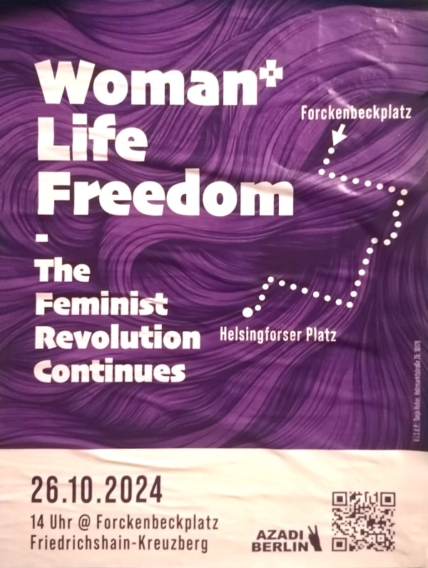 Ein Poster mit einem wellenförmigen violetten Hintergrund zeigt den Text: "Woman* Life Freedom - The Feminist Revolution Continues". Eine gestrichelte Linie verbindet die markierten Orte Forckenbeckplatz und Helsingforser Platz. Unten steht: "26.10.2024, 14 Uhr @ Forckenbeckplatz, Friedrichshain-Kreuzberg". Rechts unten ist ein QR-Code und das Logo "Azadi Berlin".