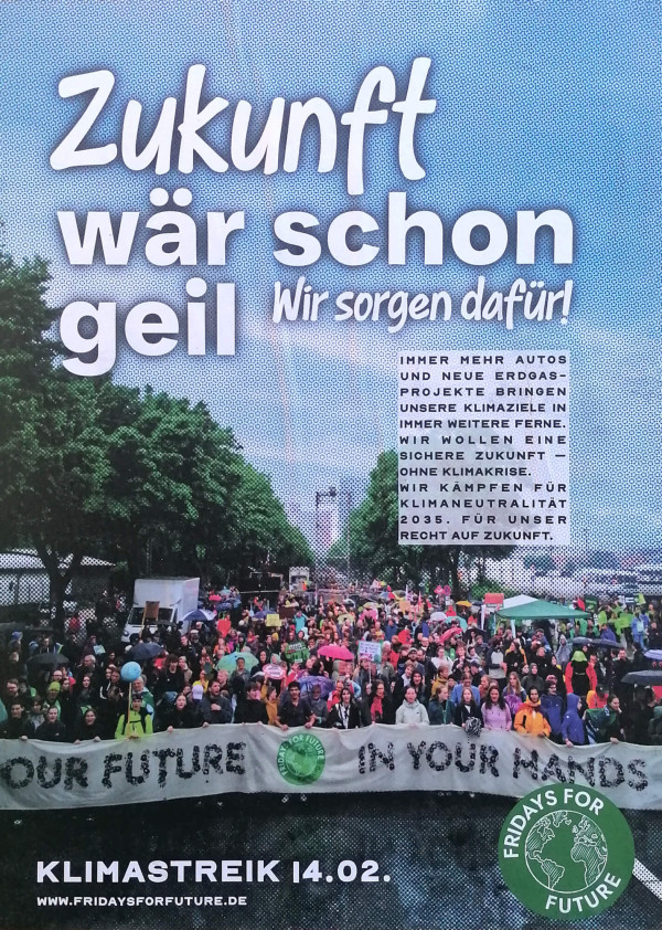 Ein Poster zeigt eine große Demonstration von Menschen, die Schilder und Banner hochhalten. Im Hintergrund sind Bäume und ein blauer Himmel zu sehen. Der Text oben lautet: "Zukunft wär schon geil. Wir sorgen dafür!" Im rechten Bereich steht: "Immer mehr Autos und neue Erdgasprojekte bringen unsere Klimaziele in immer weitere Ferne. Wir wollen eine sichere Zukunft – ohne Klimakrise. Wir kämpfen für Klimaneutralität 2035. Für unser Recht auf Zukunft." Unten steht: "Klimastreik 14.02. www.fridaysforfuture.de". Ein grünes Logo von Fridays for Future ist sichtbar.