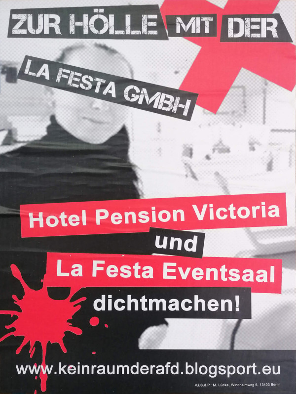 Ein Poster mit einem schwarz-weiß Bild einer Person im Hintergrund. Oben steht „Zur Hölle mit der La Festa GmbH“ in weißen Buchstaben auf schwarzen und roten Balken. Darunter in roter und weißer Schrift auf schwarzen und roten Hintergründen steht „Hotel Pension Victoria und La Festa Eventsaal dichtmachen!“. Unten links ist ein roter Farbfleck, darunter die Website „www.keinraumderafd.blogsport.eu“.